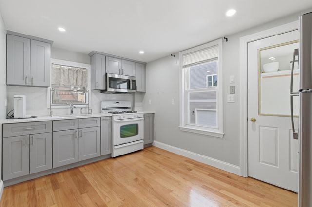 9 Vassall St, Quincy, MA 02170