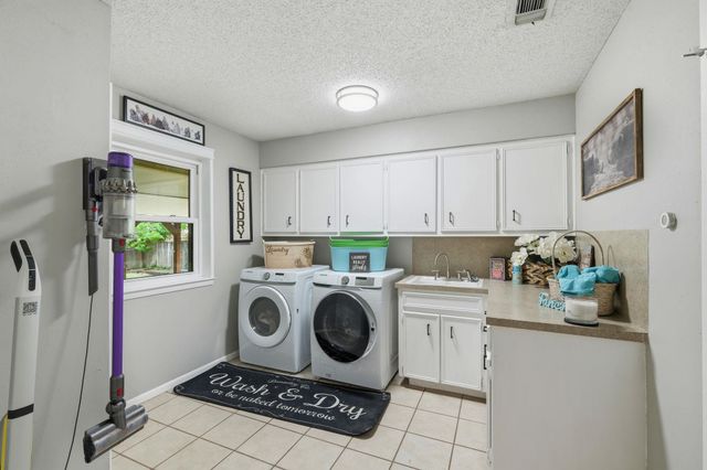 2004 Creekview DR, Round Rock, TX 78681