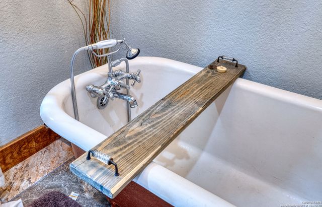 577 Mariposa Avenue, Concan, TX 78838