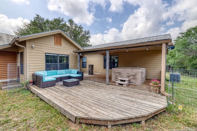 577 Mariposa Avenue, Concan, TX 78838