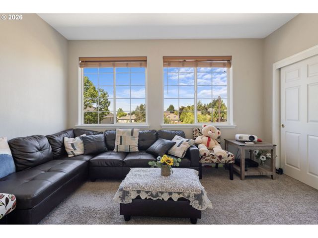 5758 Nw CRADY Ln, Portland, OR 97229