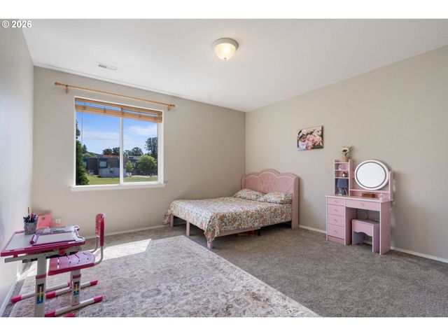 5758 Nw CRADY Ln, Portland, OR 97229