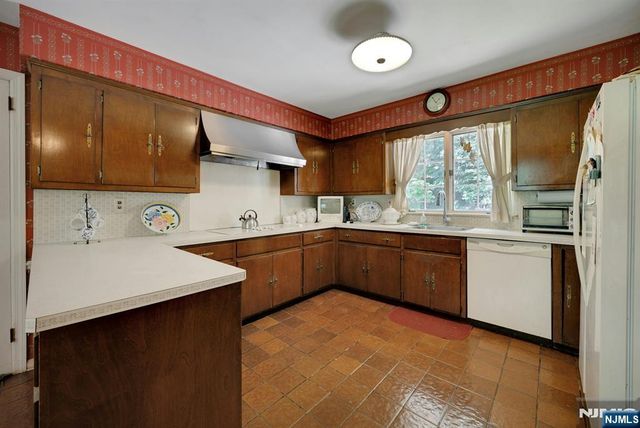 621 Winding Hollow Drive, Franklin Lakes, NJ 07417