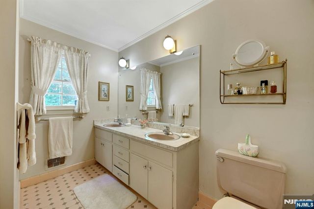 621 Winding Hollow Drive, Franklin Lakes, NJ 07417