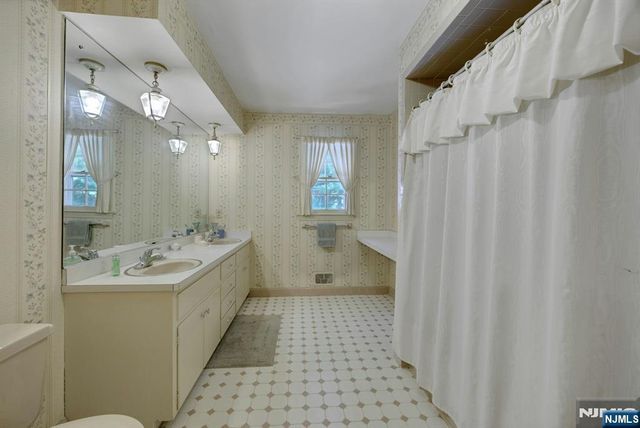 621 Winding Hollow Drive, Franklin Lakes, NJ 07417