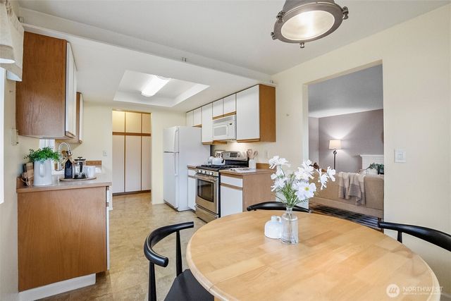 17630 Larch Way, Lynnwood, WA 98037