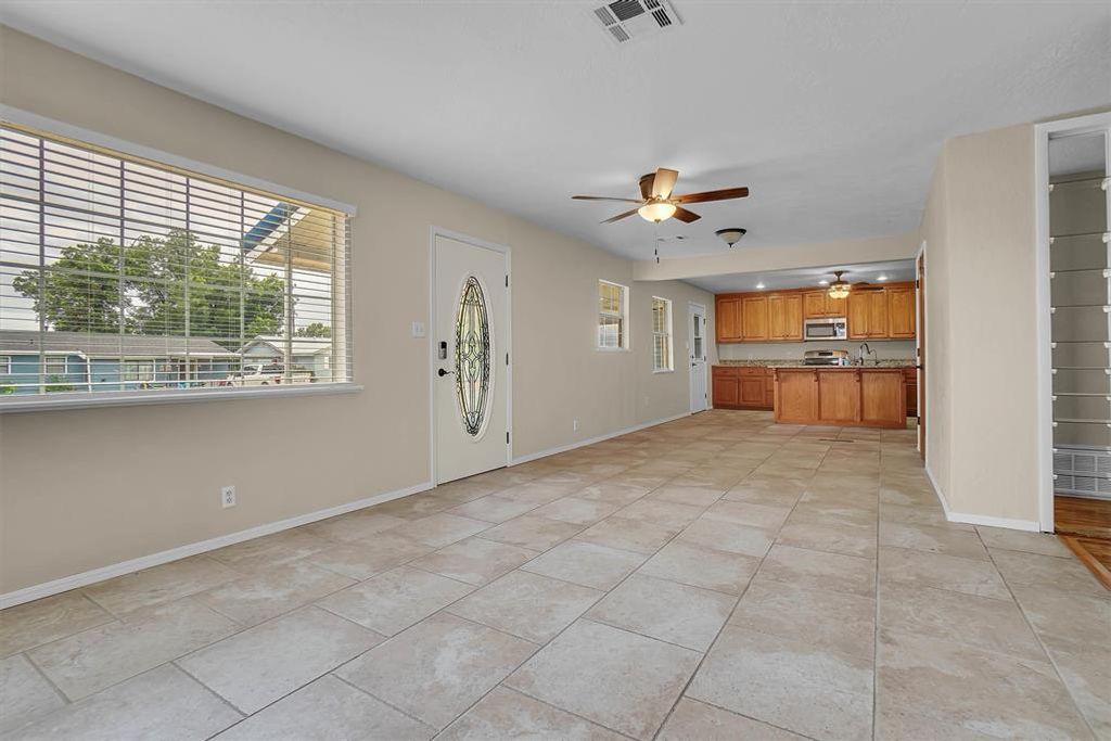 Image 8 of property listing at Address unavailable.