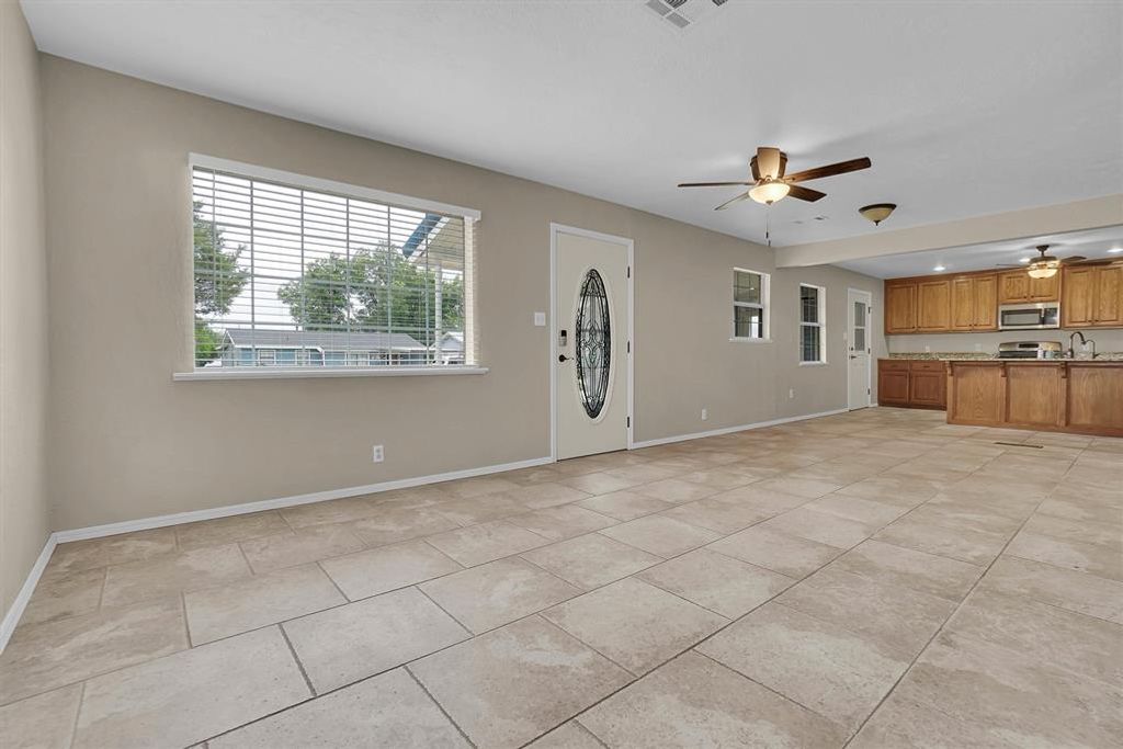 Image 9 of property listing at Address unavailable.