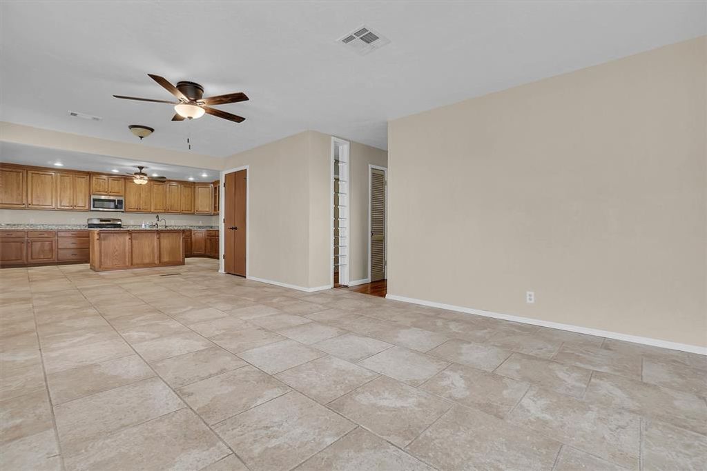 Image 10 of property listing at Address unavailable.