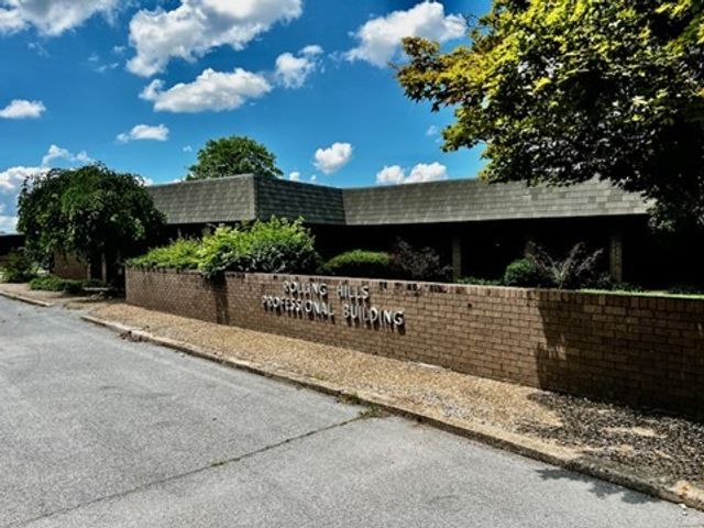 3000 N Market Avenue D, Fayetteville, AR 72703