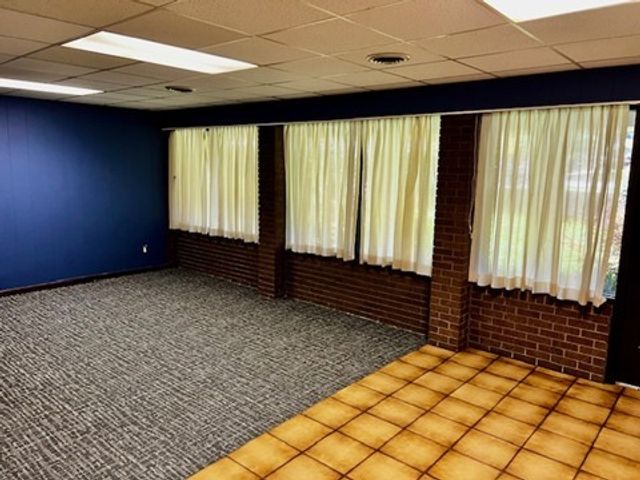 3000 N Market Avenue D, Fayetteville, AR 72703