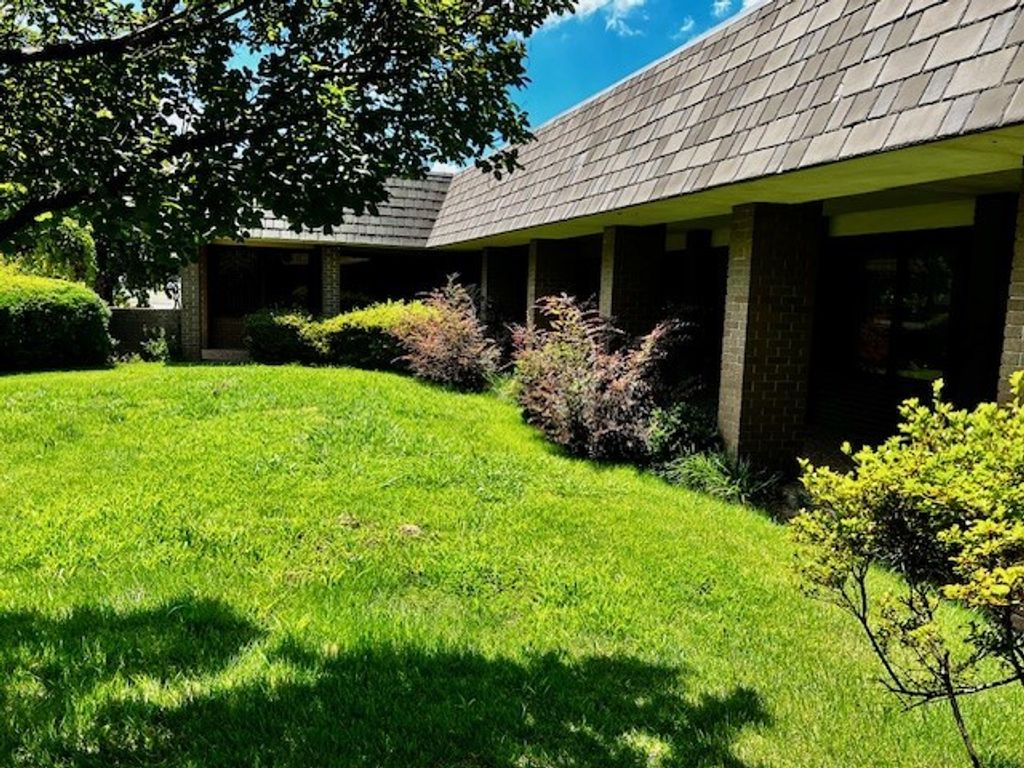 3000 N Market Avenue D, Fayetteville, AR 72703