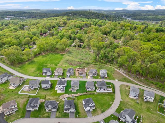32 North Ridge Rd, Mahopac, NY 10541