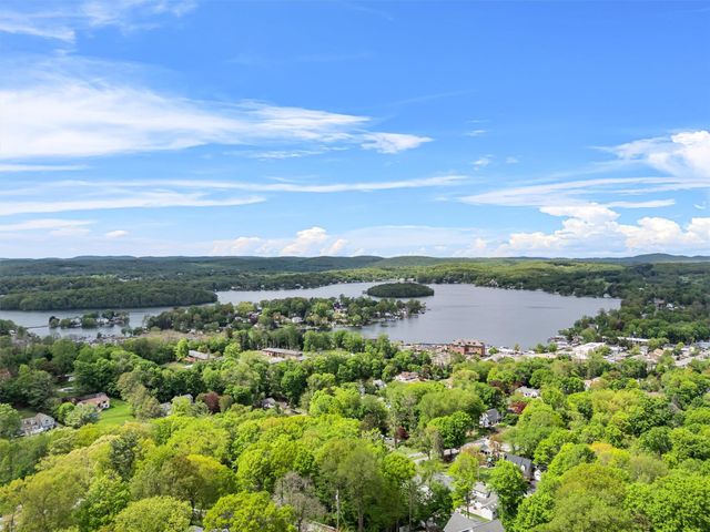 32 North Ridge Rd, Mahopac, NY 10541