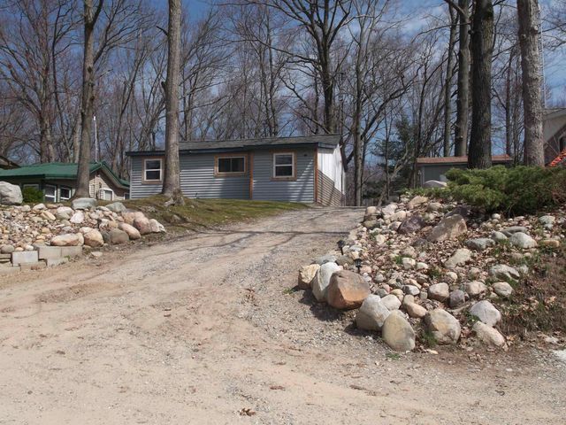 992 Lake Drive, Harrison, MI 48625