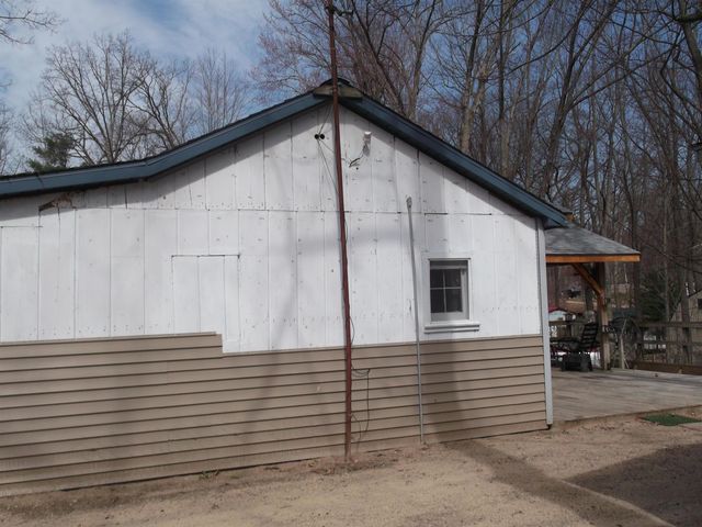 992 Lake Drive, Harrison, MI 48625