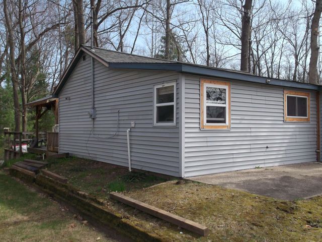 992 Lake Drive, Harrison, MI 48625