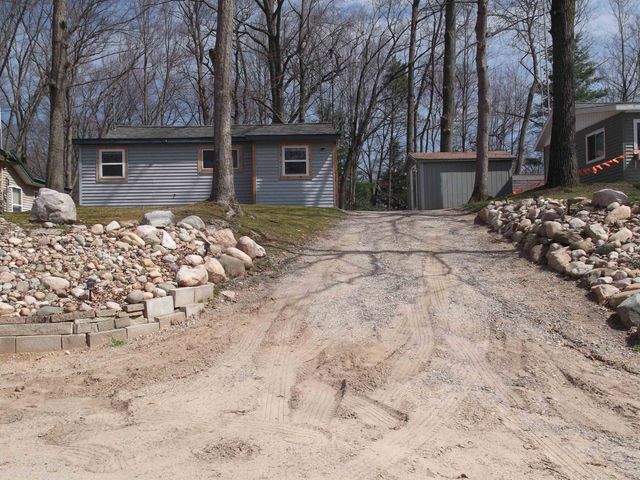 992 Lake Drive, Harrison, MI 48625