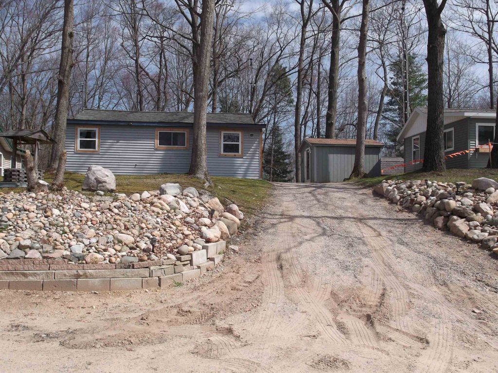 992 Lake Drive, Harrison, MI 48625
