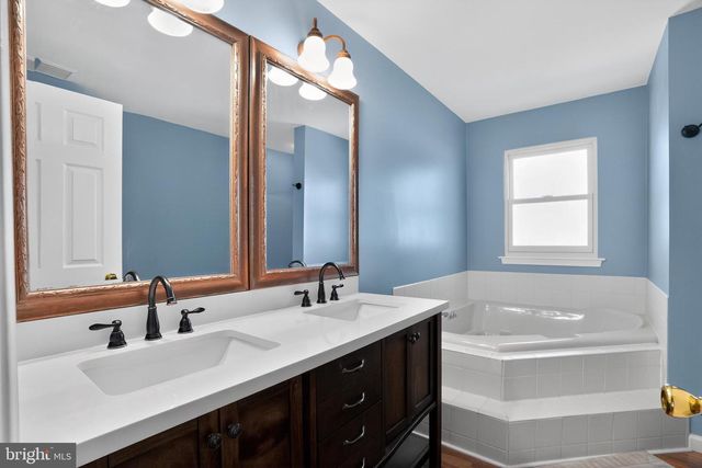 5 CHARCOAL CT, Newark, DE 19702