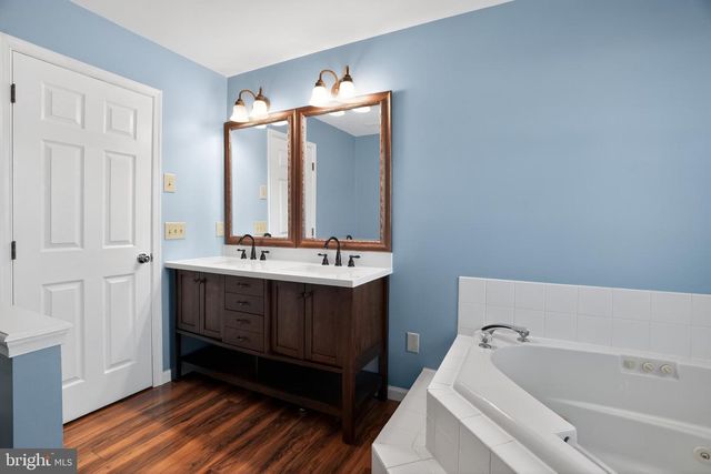 5 CHARCOAL CT, Newark, DE 19702