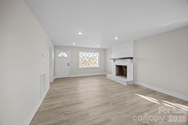 511 E Trade Street, Dallas, NC 28034