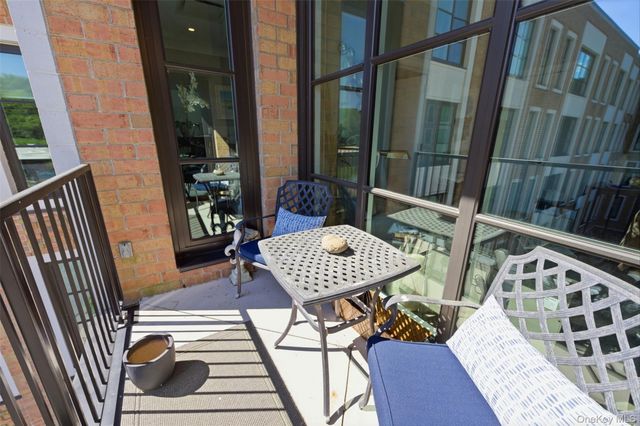100 Garvies Point Road 1212, Glen Cove, NY 11542