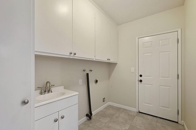 7439 Woodside Dr, Stockton, CA 95207