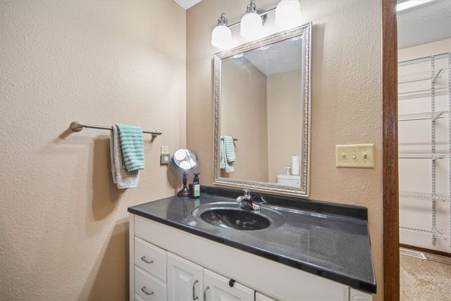 350 E Leach Avenue, Des Moines, IA 50315