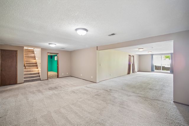 350 E Leach Avenue, Des Moines, IA 50315