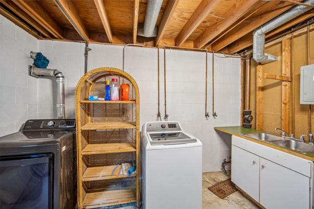 350 E Leach Avenue, Des Moines, IA 50315