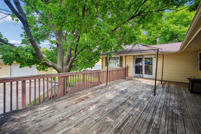 350 E Leach Avenue, Des Moines, IA 50315