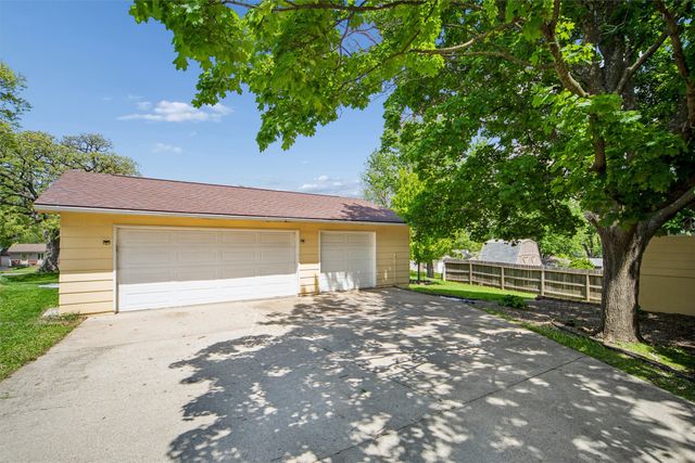 350 E Leach Avenue, Des Moines, IA 50315