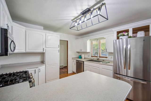 350 E Leach Avenue, Des Moines, IA 50315