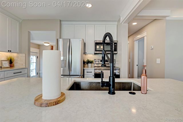 3556 BROOKDALE Lane, Waterford Charter Township, MI 48328