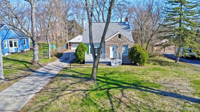 3556 BROOKDALE Lane, Waterford Charter Township, MI 48328