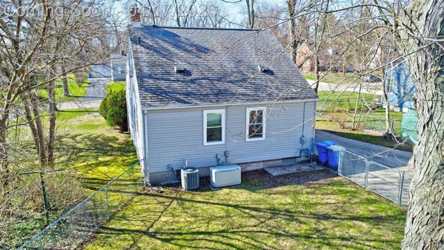 3556 BROOKDALE Lane, Waterford Charter Township, MI 48328