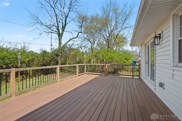 121 Woodfield Place, Centerville, OH 45459