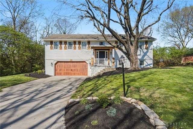 121 Woodfield Place, Centerville, OH 45459