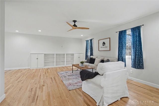 121 Woodfield Place, Centerville, OH 45459