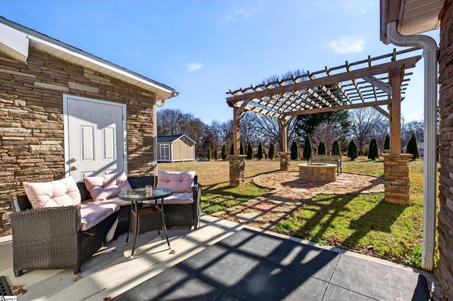 1012 Berry Drive, Boiling Springs, SC 29316