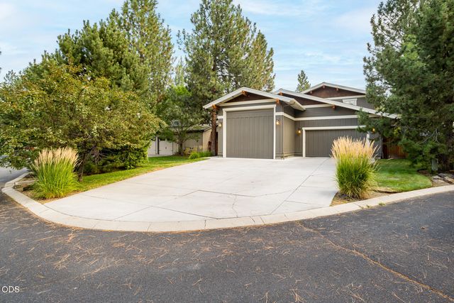 2215 NW High Lakes Loop, Bend, OR 97703