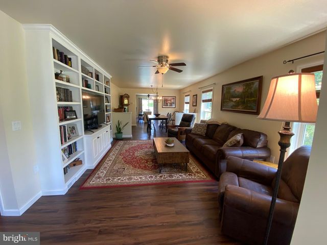 4 WAGTAIL CT, Bechtelsville, PA 19505