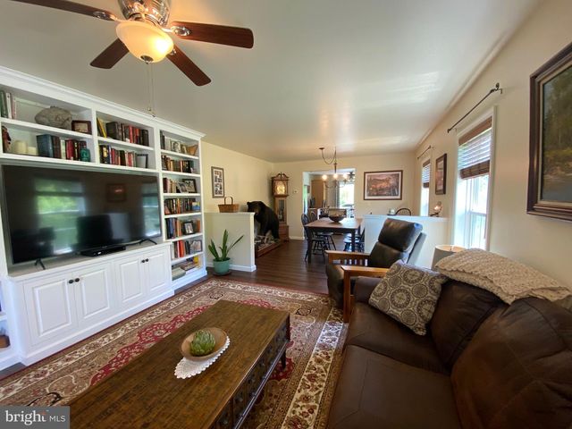 4 WAGTAIL CT, Bechtelsville, PA 19505