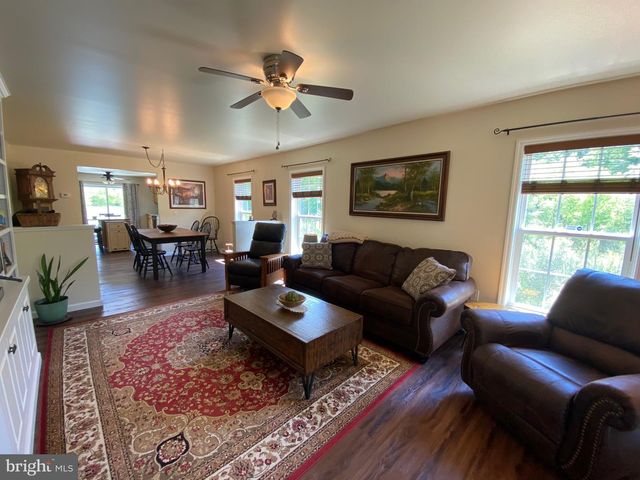 4 WAGTAIL CT, Bechtelsville, PA 19505