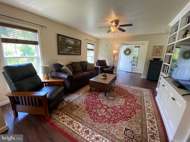 4 WAGTAIL CT, Bechtelsville, PA 19505