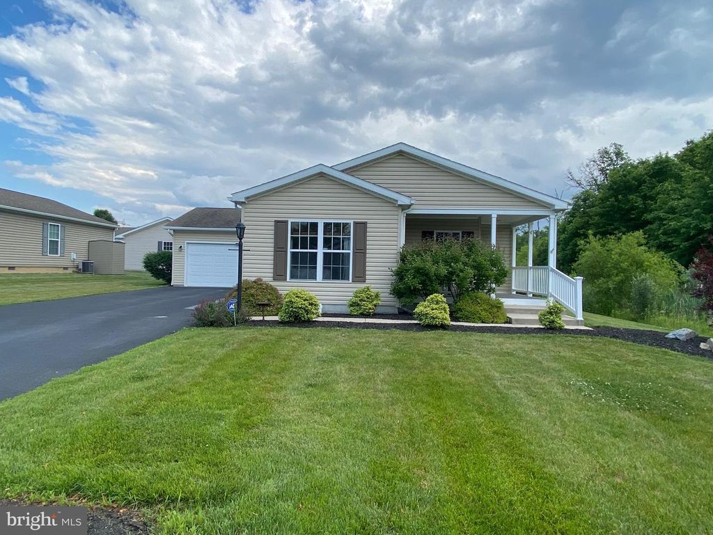 4 WAGTAIL CT, Bechtelsville, PA 19505