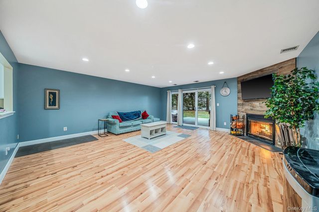 103 Northwood Court, Bayport, NY 11705