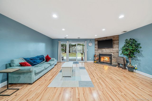 103 Northwood Court, Bayport, NY 11705