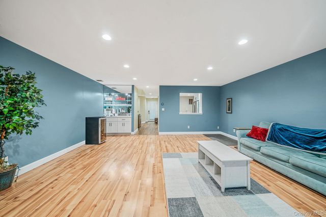 103 Northwood Court, Bayport, NY 11705